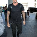 David Beckham comodo e in total black: il manuale di stile dell'ex calciatore4
