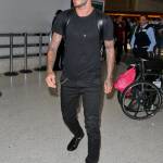 David Beckham comodo e in total black: il manuale di stile dell'ex calciatore3