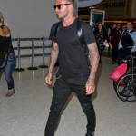 David Beckham comodo e in total black: il manuale di stile dell'ex calciatore2