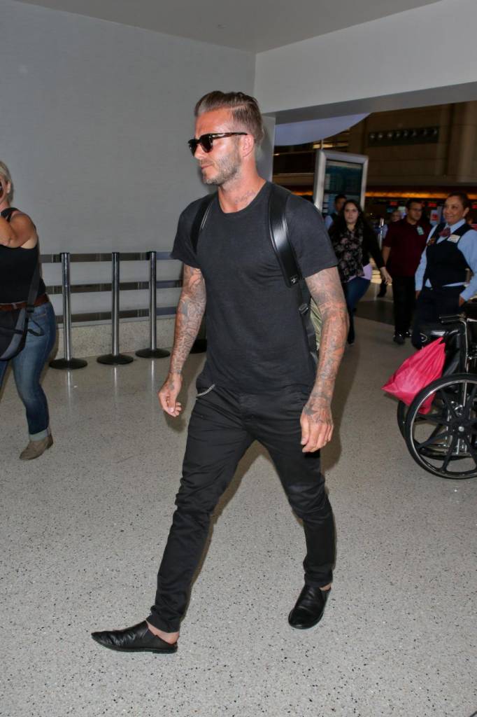 David Beckham comodo e in total black: il manuale di stile dell'ex  calciatore FOTO - ladyblitz.it