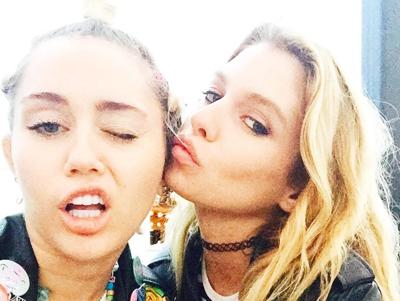 Miley Cyrus-Stella Maxwell: scatta la passione. Baci tra la cantante e la modella