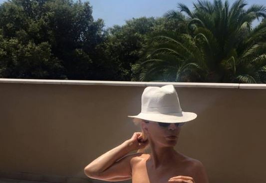 Patty Pravo senza veli: a 67 anni si mostra in topless FOTO