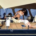 Afef in vacanza con amici: sole e relax sul superyacht di famiglia6