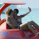 Alessio Cerci e la moglie: baci e selfie sul pedalò a Formentera11