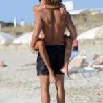 Alessio Cerci e la moglie: baci e selfie sul pedalò a Formentera2