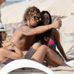 Alessio Cerci e la moglie: baci e selfie sul pedalò a Formentera5