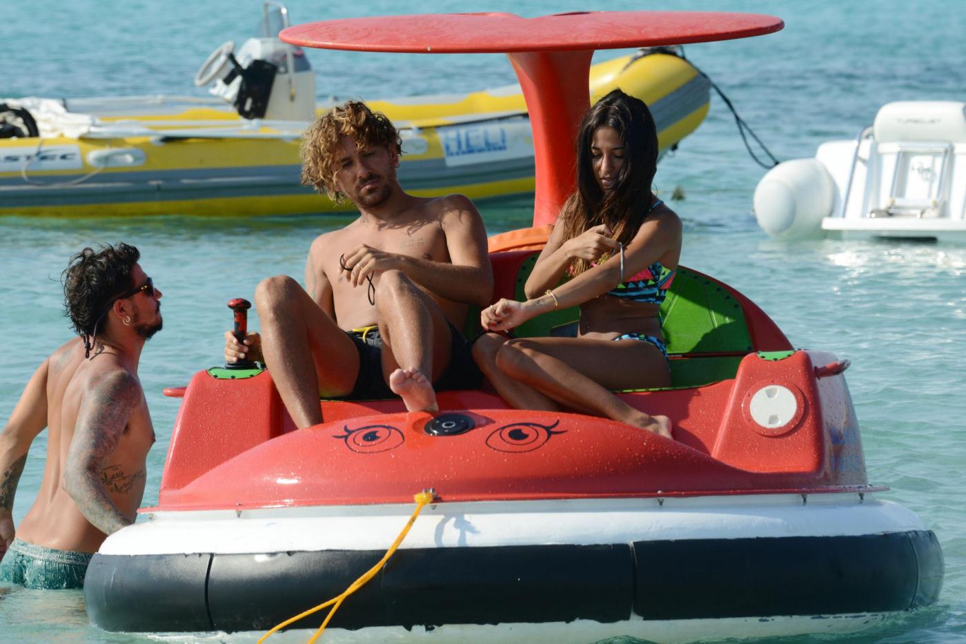 Alessio Cerci e la moglie: baci e selfie sul pedalò a Formentera8