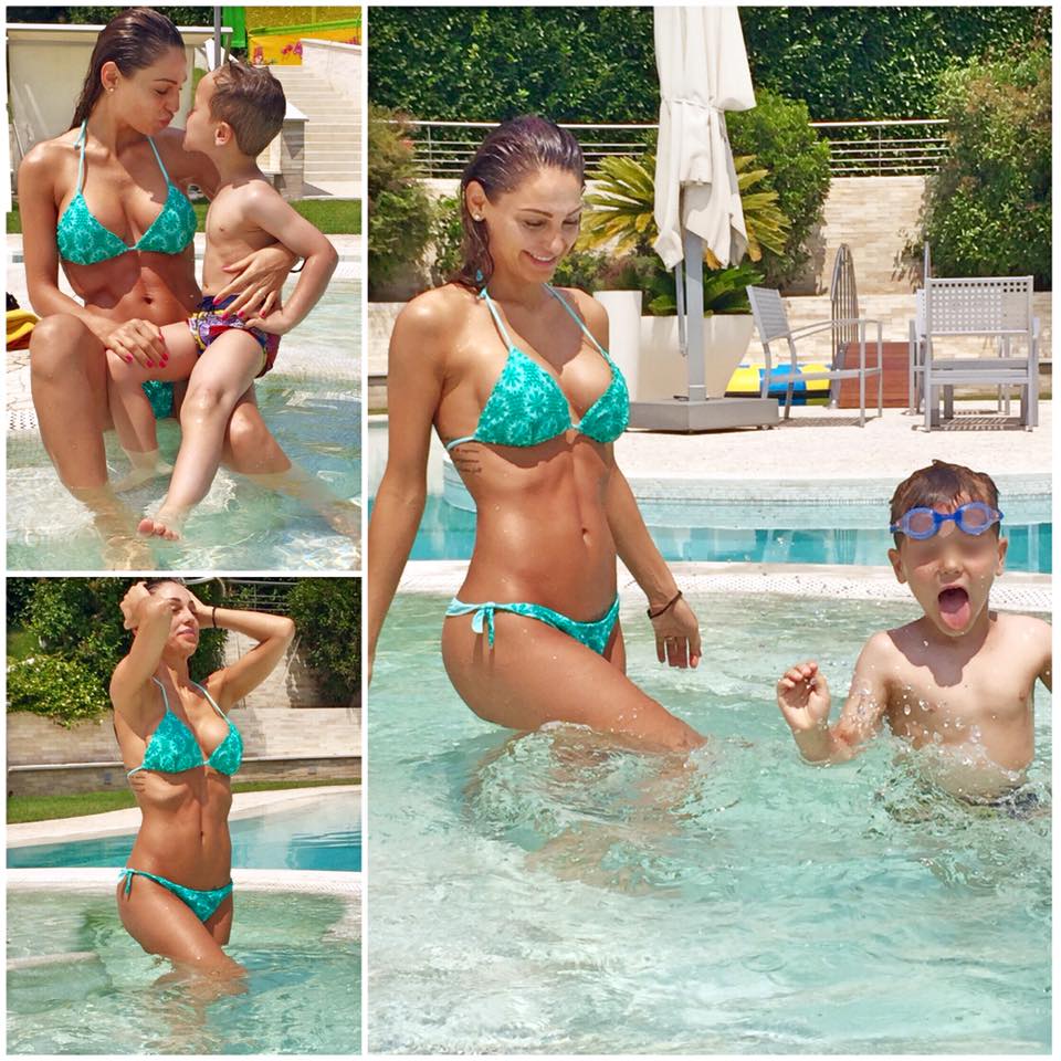Anna Tatangelo, bikini da urlo in piscina con il figlio Andrea FOTO