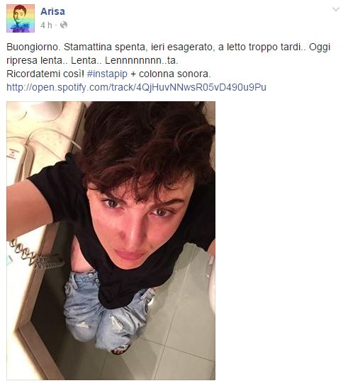Arisa, selfie sul wc: fan deridono la cantante: "Te la potevi risparmiare" FOTO
