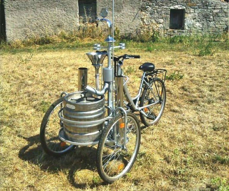 la bicicletta ideata a Napoli che distribuisce birra fredda