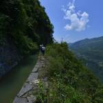 Cina, l'acquedotto costruito sul precipizio della montagna