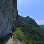 Cina, l'acquedotto costruito sul precipizio della montagna3