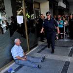 Grecia, pensionato in lacrime davanti alla banca. FOTO simbolo della crisi