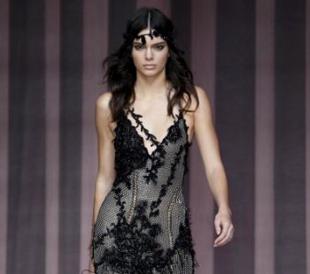 Kendall Jenner incanta Parigi: la modella sfila per Versace FOTO 5