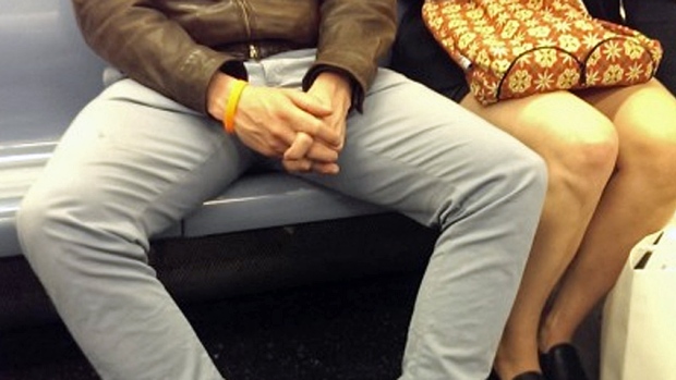 Manspreading: moda maschile di allargare le gambe in metro, ecco perchè si fa