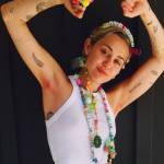 Miley Cyrus con l'ascella non rasata tinta di rosa