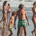 Federica Panicucci gioca in spiaggia con figli: c'è anche il marito Mario Fargetta4