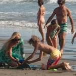 Federica Panicucci gioca in spiaggia con figli: c'è anche il marito Mario Fargetta3