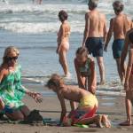 Federica Panicucci gioca in spiaggia con figli: c'è anche il marito Mario Fargetta2
