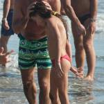 Federica Panicucci gioca in spiaggia con figli: c'è anche il marito Mario Fargetta1