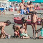 Federica Panicucci gioca in spiaggia con figli: c'è anche il marito Mario Fargetta13