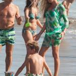 Federica Panicucci gioca in spiaggia con figli: c'è anche il marito Mario Fargetta6