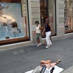 Animalista insanguinata davanti negozio Hermes: protesta Peta a Milano4