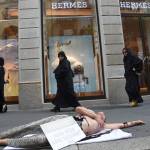 Animalista insanguinata davanti negozio Hermes: protesta Peta a Milano2