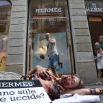 Animalista insanguinata davanti negozio Hermes: protesta Peta a Milano1
