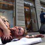 Animalista insanguinata davanti negozio Hermes: protesta Peta a Milano