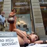 Animalista insanguinata davanti negozio Hermes: protesta Peta a Milano5