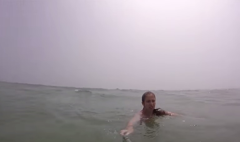 Usa, ragazza rischia di annegare in mare: salvata dal selfie stick VIDEO