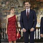 Letizia Ortiz di Spagna: abito rosso monospalla per la visita in Messico FOTO 4