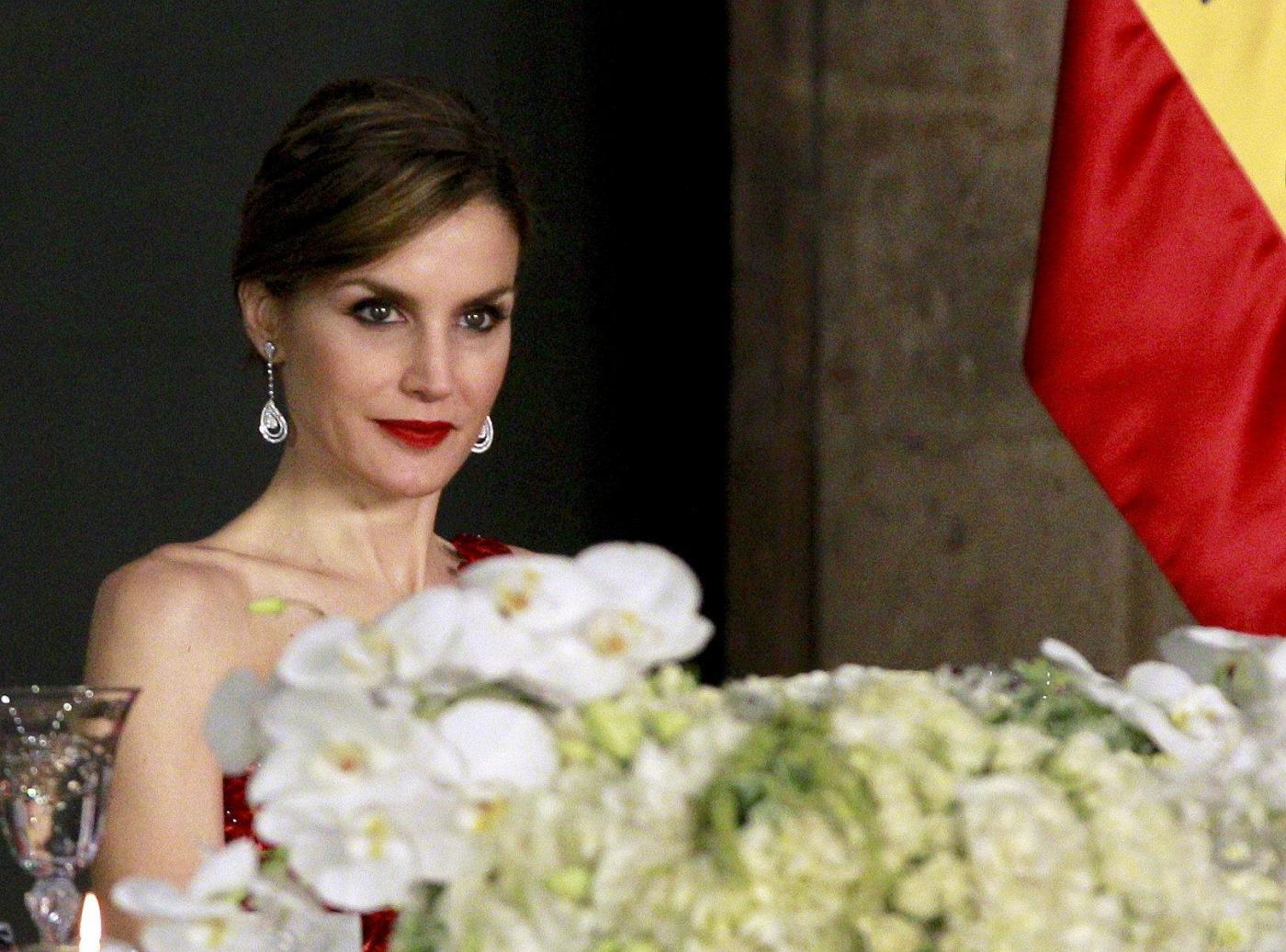 Letizia Ortiz di Spagna: abito rosso monospalla per la visita in Messico FOTO 14