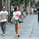 Laura Barriales, shorts e sandali per lo shopping di lusso a Milano FOTO