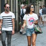 Laura Barriales, shorts e sandali per lo shopping di lusso a Milano FOTO