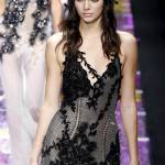Kendall Jenner incanta Parigi: la modella sfila per Versace FOTO 1