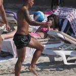 Marco Verratti a Formentera: incanta i bagnanti giocando con la palla FOTO