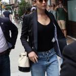 Jennifer Lawrence, street style look in giro per New York FOTO