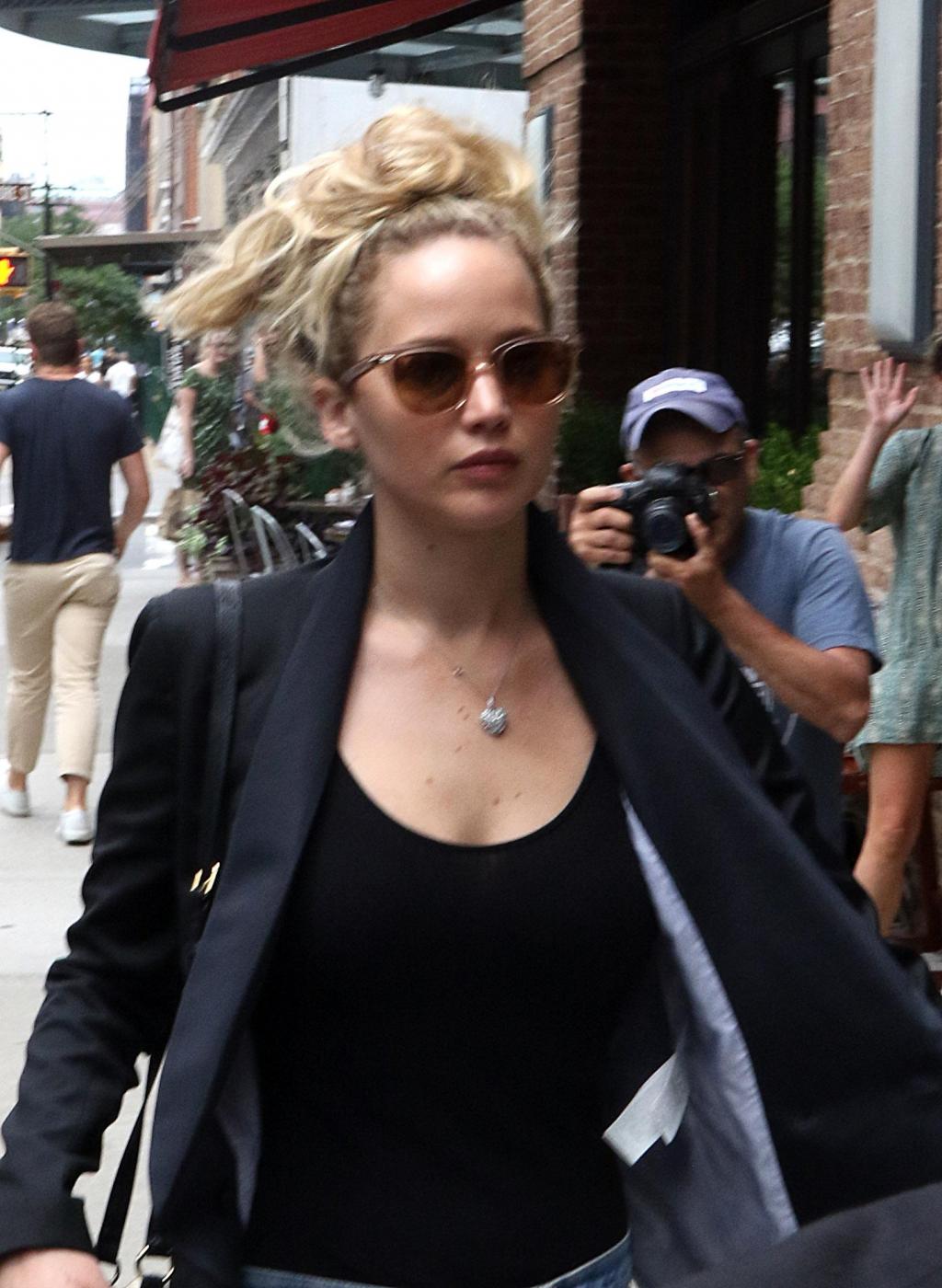 Jennifer Lawrence, street style look in giro per New York FOTO