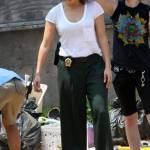 Jennifer Lopez, look sconvolto per motivi di copione: caschetto riccio e forme lievitate FOTO