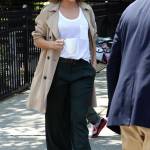 Jennifer Lopez, look sconvolto per motivi di copione: caschetto riccio e forme lievitate FOTO