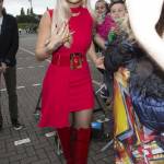 Rita Ora copia Irina Shayk: stesso abito rosso firmato Versace FOTO