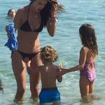 Alessandra Ambrosio in spiaggia a Mykonos con i figli Anja e Noah FOTO3