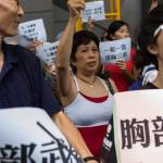 Hong Kong, donna arrestata per seno nudo: scoppia rivolta del "reggiseno4