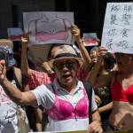 Hong Kong, donna arrestata per seno nudo: scoppia rivolta del "reggiseno2