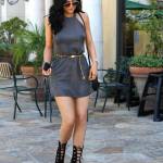 Kylie Jenner sensuale con il mini abito corto grigio5