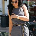 Kylie Jenner sensuale con il mini abito corto grigio1