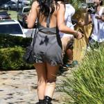 Kylie Jenner sensuale con il mini abito corto grigio13