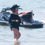 Daniela Santanchè cowgirl in mare sulla moto d'acqua